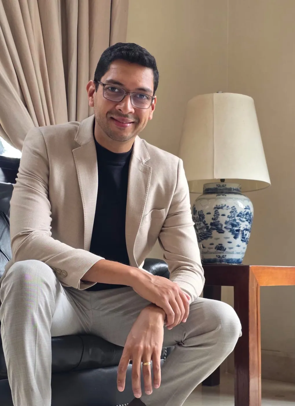 Dr. Diogo Milioli, cirurgião do aparelho digestivo em Anápolis, sorrindo
