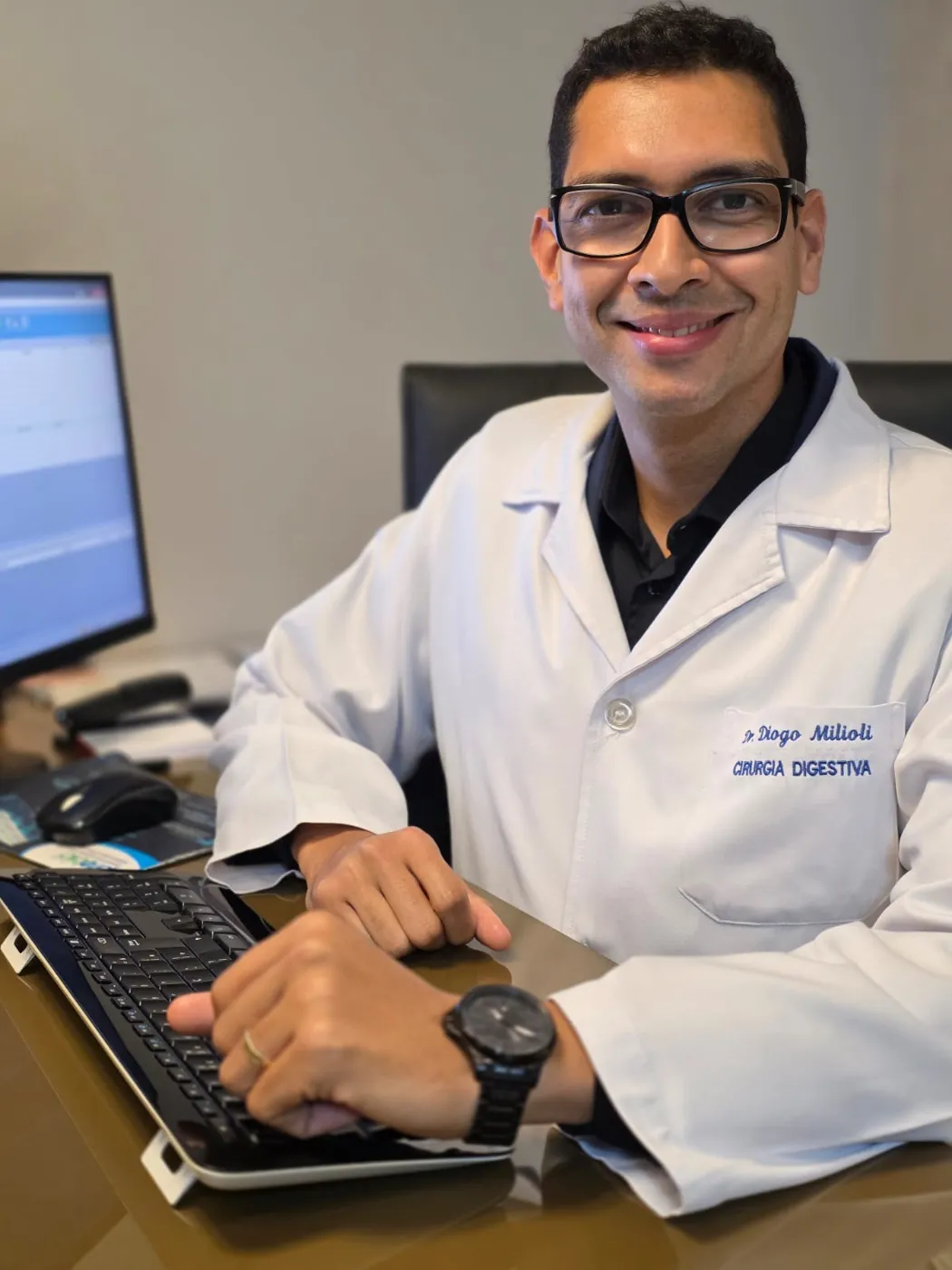 Dr. Diogo Milioli, gastrocirurgião, de jaleco no consultório em Anápolis