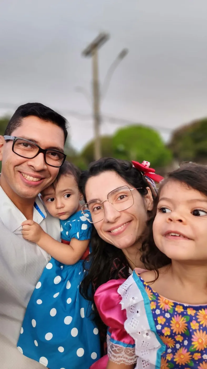 Dr. Diogo Milioli com a esposa, Dra. Lídia Milioli, e as filhas Alice e Júlia em uma festa junina